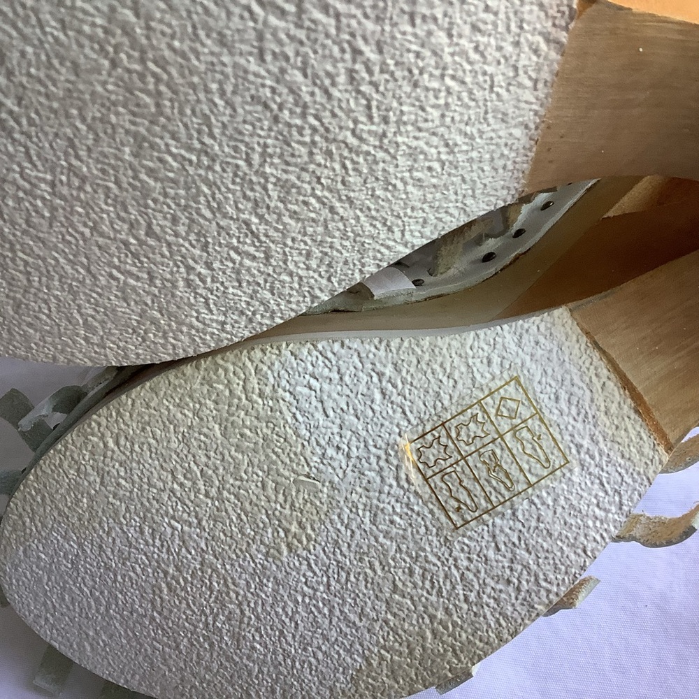 NWB Y2K Women’s Irregular Choice White Leather Carved Wood Wedge Heels Sz 8 - Picture 10 of 10